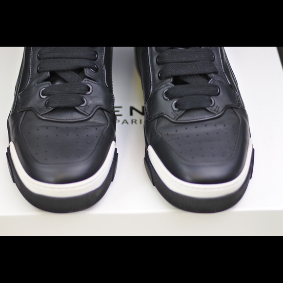 Givenchy
Tyson Star High-Top Sneaker 43 - Picture 2 of 8